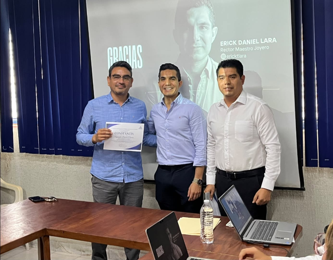 Entrega de constancia en una capacitación de CANACO para fortalecer habilidades empresariales